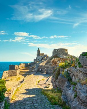 Portovenere, denizdeki tarihi San Pietro Kilisesi 'ne giden yol. La Spezia ili, Liguria bölgesi, İtalya, Avrupa.