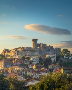 Capalbio ortaçağ köyü gün batımında ufuk çizgisi. Maremma, Grosseto ili, Toskana bölgesi, İtalya