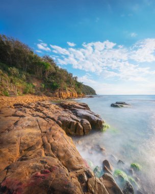 Maremma, Toskana 'daki Cala Violina plajında kayalar. Akdeniz 'e doğru bir yolculuk. İtalya, Avrupa. Uzun Pozlandırma