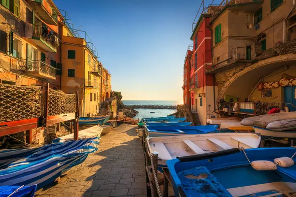 Riomaggiore balıkçı köyü, denizin önündeki tekneler. Cinque Terre Ulusal Parkı, Liguria bölgesi, İtalya, Avrupa.