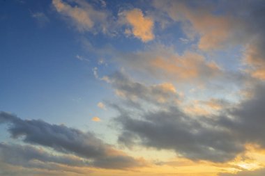 Günbatımı dokusu arkaplanında parlayan gerçek gökyüzü. Dramatik kırmızı, turuncu ve mor bulutlar. Gökyüzü değişimi için yüksek çözünürlüklü fotoğraf