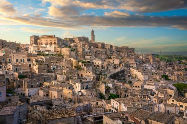 Gün batımında Matera 'nın Sassi manzarası. Basilicata bölgesi, İtalya, Avrupa