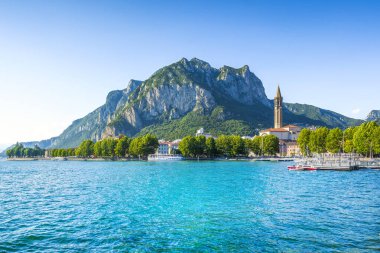 Como Gölü 'ndeki Lecco kasabası. Lakefront, kilise ve çan kulesi. Lombardiya Bölgesi, İtalya, Avrupa