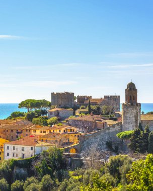 Castiglione della Pescaia, arka planda eski kasaba ve deniz. Maremma, Toskana bölgesi, İtalya Avrupa