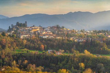 Sonbaharda gün batımında Barga köyü manzarası. Garfagnana, Toskana bölgesi, İtalya ve Avrupa 'da manzara