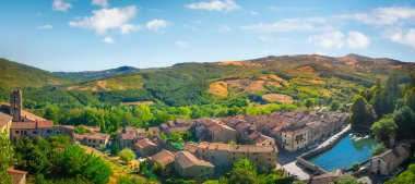 Santa Fiora Ortaçağ köyünün panoramik manzarası, Peschiera ve kilise. Monte Amiata, Grosseto ili, Toskana bölgesi, İtalya, Avrupa