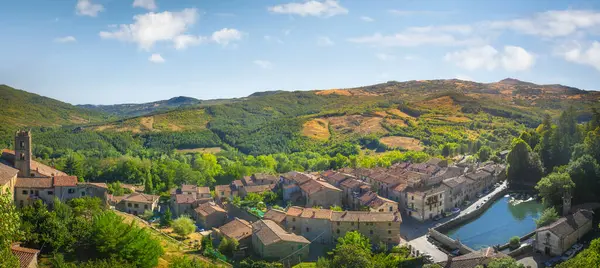 Santa Fiora Ortaçağ köyünün panoramik manzarası, Peschiera ve kilise. Monte Amiata, Grosseto ili, Toskana bölgesi, İtalya, Avrupa