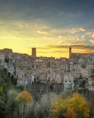 Günbatımında Tuff 'taki Sorano antik köyü. Grosseto ili, Toskana bölgesi, İtalya