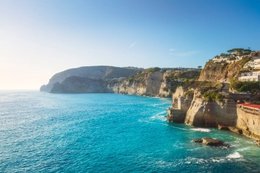 Ischia Adası, deniz ve Sant 'Angelo yakınlarındaki kayalık sahil. İtalya 'nın Campania bölgesindeki Napoli Körfezi yakınlarındaki Phlegraean Adaları takımadalarında seyahat varış noktası