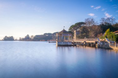 Massaciuccoli Gölü, çardak iskelesi ya da gün doğumunda iskele. Torre del Lago Puccini, Versilia, Lucca ili, Toskana bölgesi, İtalya, Avrupa. Uzun pozlu fotoğrafçılık.
