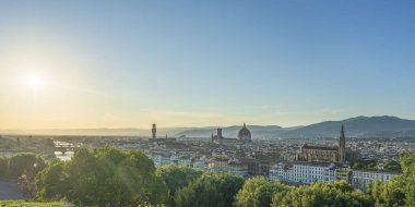 Floransa ya da Firenze havacılık şehri güzel bir günde. Piazzale Michelangelo 'dan panoramik manzara. Ponte Vecchio, Palazzo Vecchio ve Katedral tarihi eser mimarisi. Toskana bölgesi, İtalya, Avrupa