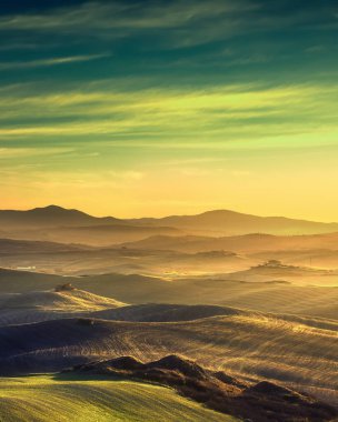 Volterra 'da günbatımı manzarası, yuvarlanan tepeler ve yeşil alanlar. Pisa ili, Toskana bölgesi, İtalya, Avrupa