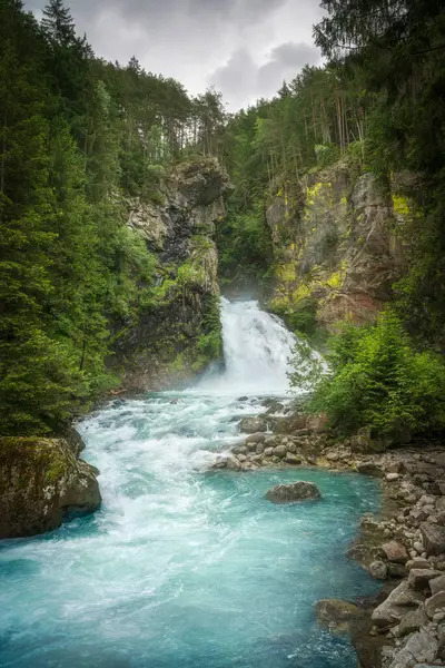 Riva Şelaleleri Güney Tyrol Rieserferner-Ahrn Doğa Parkında. Aurina Vadisi, Campo Tures. İtalya