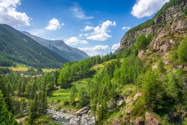 Yazın Lillaz Şelaleleri 'nden Cogne Vadisi manzarası. Aosta Vadisi bölgesi, İtalya