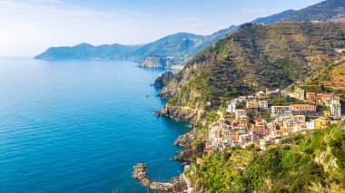 Riomaggiore köyü ve sahil panoramik manzarası. Cinque Terre Ulusal Parkı, Liguria bölgesi, İtalya, Avrupa.