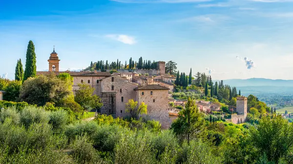 Ön planda ortaçağ köyü silueti ve zeytin ağaçları var. Perugia ili, Umbria bölgesi, İtalya, Avrupa.
