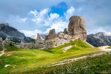 Kuzey İtalya 'da Cortina d' Ampezzo yakınlarındaki UNESCO Dünya Mirası sahasında yeşil alp çayırlarıyla ünlü Cinque Torri kaya oluşumları