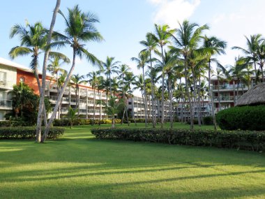 Bereketli palmiye ağaçları ve manikürlü yeşilliklerle çevrili, dingin ve davetkar bir atmosfer sunan canlı bir tropikal tatil yeri..