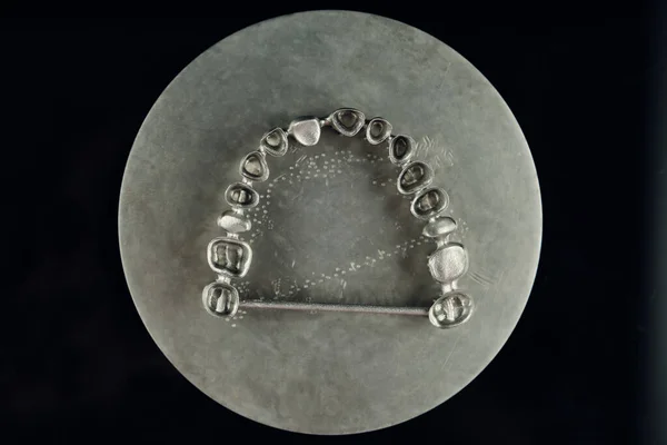 Estúdio Close Filmado Moldura Metal Moído Para Implantes Dentários Fundo — Fotografia de Stock