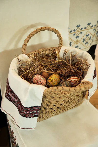 素朴なわらでウクライナのイースターエッグがイースターバスケットを満たしました スラブ文化における卵の装飾 美しいウクライナのイースターエッグ Pysanky — ストック写真