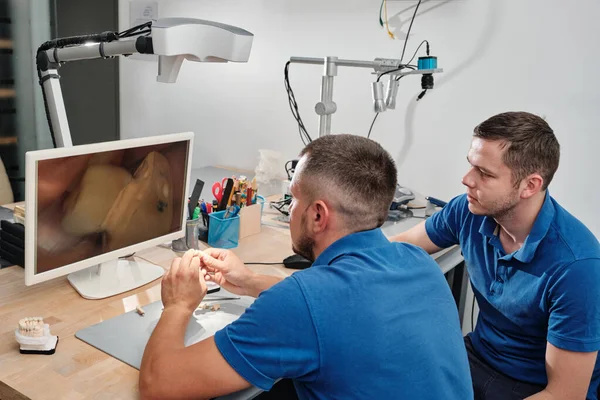 Fogtechnikusok Akik Fogprotézist Készítenek Mikroszkóp Alatt Protézis Implantológia Fogalma Stock Fotó