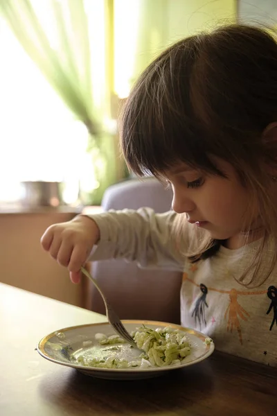 Egy Kislány Káposztasalátát Eszik Cut Girl Imádja Káposztasalátát Egészséges Élelmiszer — Stock Fotó