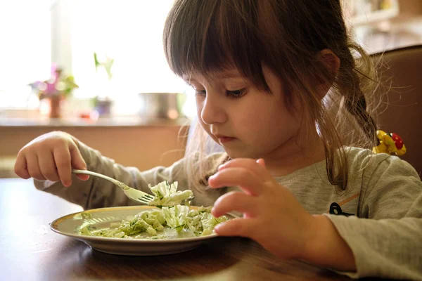 Küçük Kız Lahana Salatası Yiyor Kesik Kız Lahana Salatasına Bayılır — Stok fotoğraf