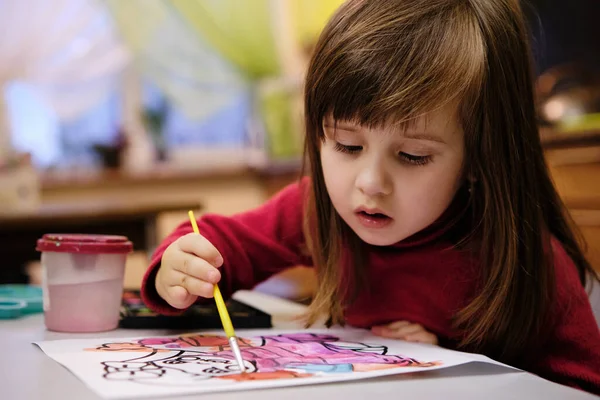 小女孩画与水彩画 为儿童学习不同的技能 创造性的闲暇和活动 — 图库照片