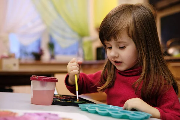 Kislány Festés Akvarellekkel Gyermek Szórakozás Festés Akvarell Élvezi Idejét Otthon — Stock Fotó