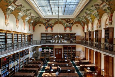 LVIV, UKRAINE - 3 Nisan 2020: Lviv Ulusal İvan Franko Üniversitesi Bilim Kütüphanesi ana okuma odası. Ukrayna 'nın en büyük ve en eski bilimsel kütüphanelerinden biri.