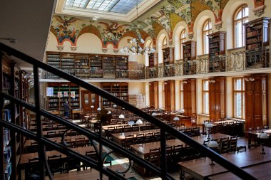 LVIV, UKRAINE - 3 Nisan 2020: Lviv Ulusal İvan Franko Üniversitesi Bilim Kütüphanesi ana okuma odası. Ukrayna 'nın en büyük ve en eski bilimsel kütüphanelerinden biri.