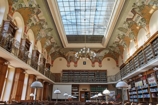 Lviv Ukraine 2020年4月3日 国立イワン フランコ大学の科学図書館本館閲覧室 ウクライナの最大かつ最も古代の科学図書館の一つ — ストック写真