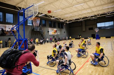 Lviv, Ukrayna, 29 Nisan 2023, Invictus Oyunları. Invictus Oyunları 'nın tekerlekli sandalyeli basketbolu, askerlik görevlerinde psikolojik veya fiziksel olarak yaralanmış askeri personel ve gaziler için uluslararası bir spor olayı..