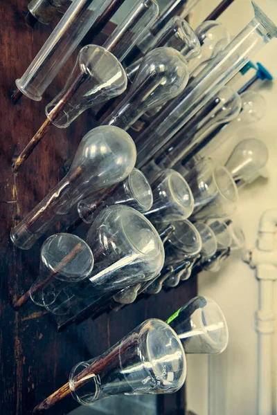 Eski Bir Kimya Laboratuvarında Cam Şişeler Deney Tüpleri Mataralar Bardaklar — Stok fotoğraf
