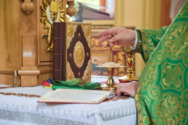 Ksiądz Konsekruje Chleb Podczas Ceremonii Liturgicznej Kościoły Wschodniokatolickie Tabela Komunii — Zdjęcie stockowe