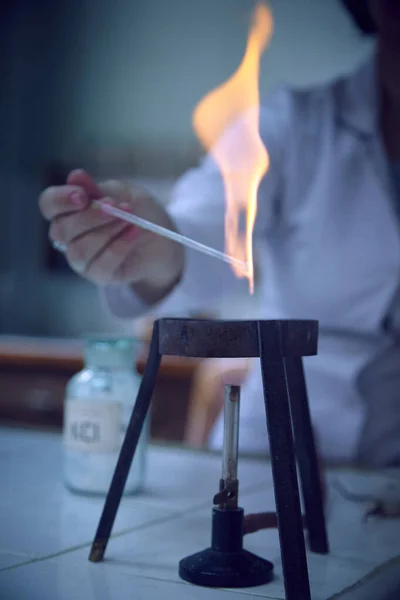 Ocak Ateşinde Cam Teçhizat Sterilizasyonu Bunsen Ocağı Kimya Laboratuvarında Tripod — Stok fotoğraf