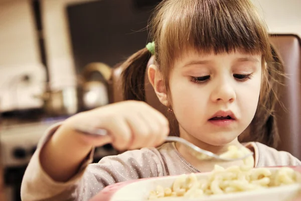 Criança Comendo Massa Forma Uma Menina Adorável Anos Come Macarrão Imagens Royalty-Free