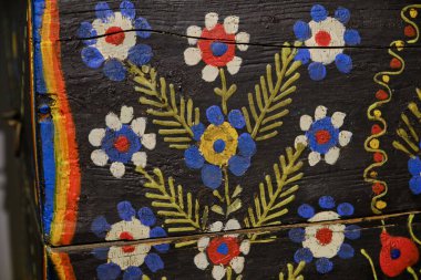 Çiçek motifleriyle boyanmış bir giysi sandığı parçası. Giysileri ya da diğer eşyaları saklamak için kullanılıyor. 19. yüzyılda Ukrayna 'da yapılmış. Sandık Ukrayna halk sanatının bir örneğidir..