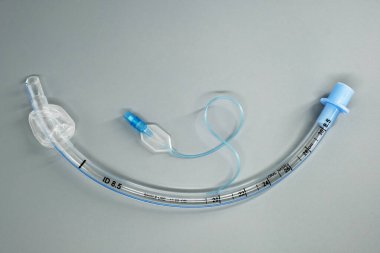 Kelepçeli tek kullanımlık Endotrakeal tüp. Anestezi ve solunum desteği sırasında hava yolu yönetimi için tasarlanmış açık ve esnek bir tıbbi cihaz..