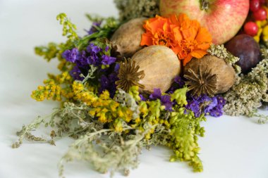 Kutsal Şekil Değiştirme Buketi, Kutsal Hasat. Kurtarıcılar Günü için kutsanmış canlı meyve ve bitki buketi manevi bolluğu ve geleneği simgeler..