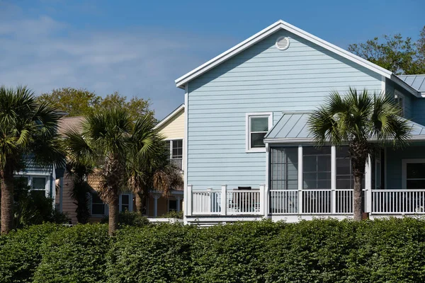 Wild Dunes Resort, Güney Carolina, ABD - 17 Nisan 2022. Şatafatlı okyanus manzaralı lüks apartmanlar gündoğumunda, Wild Dunes Resort, Palms Adası, Güney Carolina.