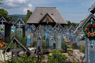 Sapanta, Romanya - 8 Temmuz 2022: Romanya 'nın Maramures ilçesi Sapanta köyündeki mutlu mezarlık.