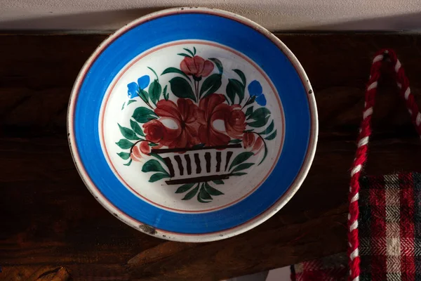 Vintage Traditional Handmade Pottery Plate Romania Displayed Wood Beam — Stock Photo, Image