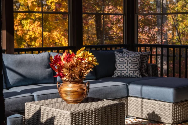 舒适的有屏风的门廊 花瓶中的花朵 背景中的秋叶和树林 — 图库照片