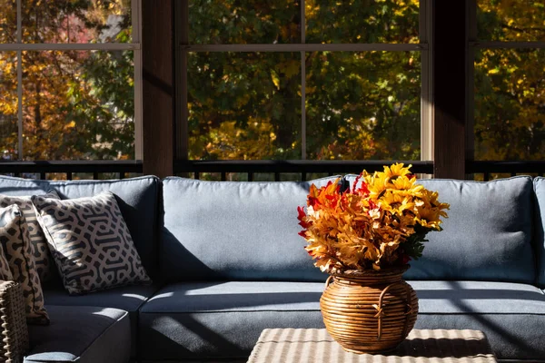 舒适的有屏风的门廊 花瓶中的花朵 背景中的秋叶和树林 — 图库照片