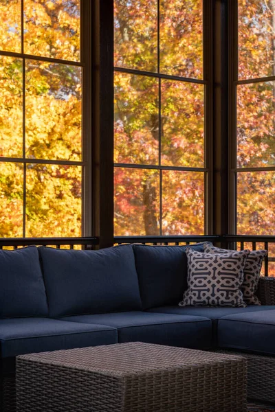 舒适的有屏风的门廊 背景中的落叶和树林 — 图库照片