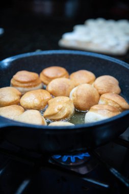 Mutfakta ev yapımı donut, tatlı tatlı tatlı....