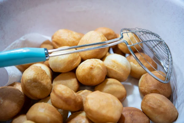 キッチンで手作りのドーナツを揚げ甘いデザート — ストック写真