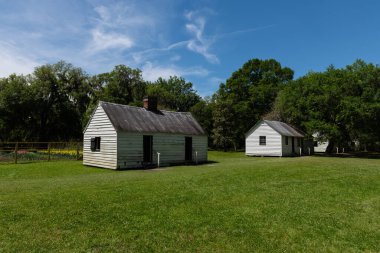 Charleston, Güney Carolina, ABD - 10 Nisan 2023: Charleston, Güney Carolina 'daki tarihi Magnolia Çiftliği' nde Köle Kulübeleri.