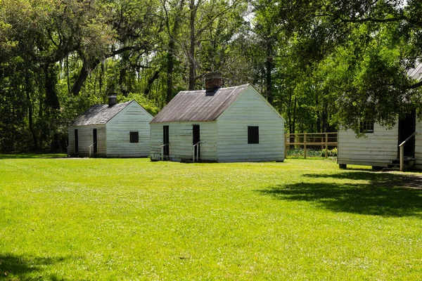 2023年4月10日アメリカ合衆国サウスカロライナ州チャールストン サウスカロライナ州チャールストンの歴史あるマグノリア プランテーションの奴隷小屋 — ストック写真